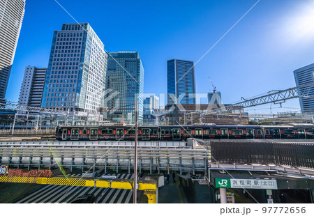 日本の東京都市景観 浜松町駅を発車した黒い山手線(内回り)や超高層ビル群などを望む 日本の東京都市景観 浜松町駅を発車した黒い山手線(内回り)や超高層ビル群などを望む 97772656