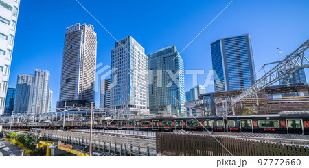 日本の東京都市景観 浜松町駅を発車した黒い山手線(内回り)や超高層ビル群などを望む 日本の東京都市景観 浜松町駅を発車した黒い山手線(内回り)や超高層ビル群などを望む 97772660