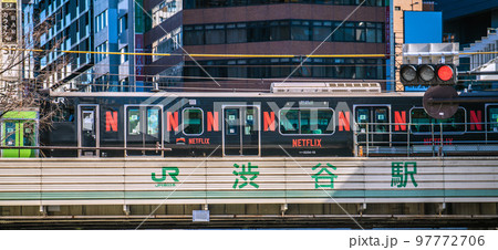 日本の東京都市景観　渋谷駅を発車した黒い山手線などを望む 97772706