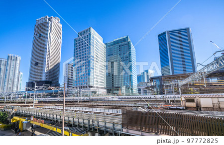日本の東京都市景観 浜松町駅(北口)前から新幹線や超高層ビル群などを望む 日本の東京都市景観 浜松町駅(北口)前から新幹線や超高層ビル群などを望む 97772825
