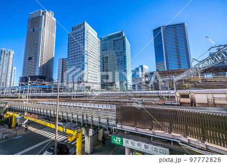 日本の東京都市景観　浜松町駅(北口）前から新幹線や超高層ビル群などを望む 97772826