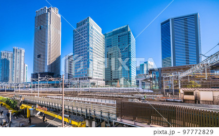 日本の東京都市景観　浜松町駅(北口）前から新幹線や超高層ビル群などを望む 97772829