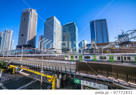 日本の東京都市景観 浜松町駅(北口)前から新幹線や超高層ビル群などを望む 日本の東京都市景観 浜松町駅(北口)前から新幹線や超高層ビル群などを望む 97772831