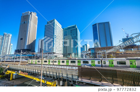 日本の東京都市景観　浜松町駅(北口）前から新幹線や超高層ビル群などを望む 97772832