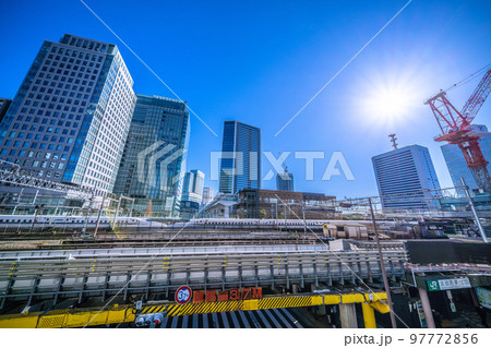 日本の東京都市景観 浜松町駅(北口)やすれ違う新幹線、超高層ビル群などを望む 日本の東京都市景観 浜松町駅(北口)やすれ違う新幹線、超高層ビル群などを望む 97772856