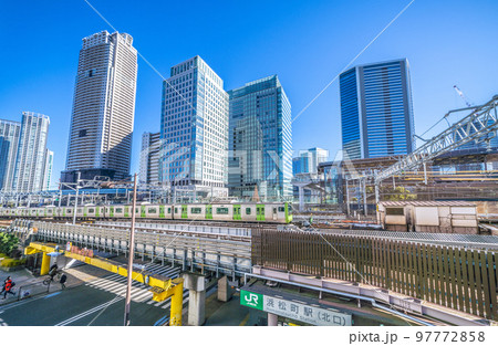 日本の東京都市景観 浜松町駅(北口)前から山手線や超高層ビル群などを望む 日本の東京都市景観 浜松町駅(北口)前から山手線や超高層ビル群などを望む 97772858