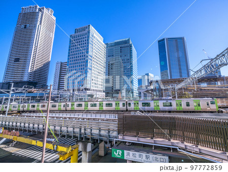 日本の東京都市景観 浜松町駅(北口)前から山手線や超高層ビル群などを望む 日本の東京都市景観 浜松町駅(北口)前から山手線や超高層ビル群などを望む 97772859