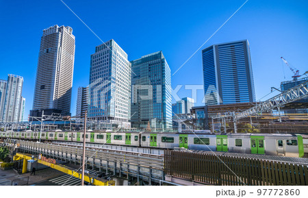 日本の東京都市景観　浜松町駅(北口）前から山手線や超高層ビル群などを望む 97772860