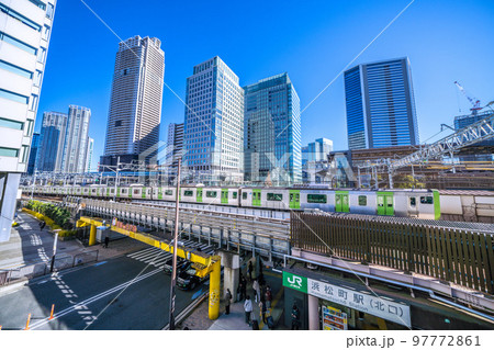 日本の東京都市景観　浜松町駅(北口）前から山手線や超高層ビル群などを望む 97772861