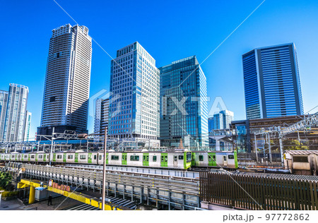 日本の東京都市景観　浜松町駅(北口）前から山手線や超高層ビル群などを望む 97772862