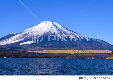 冬の山中湖畔より望む富士山の絶景 冬の山中湖畔より望む富士山の絶景 97772875