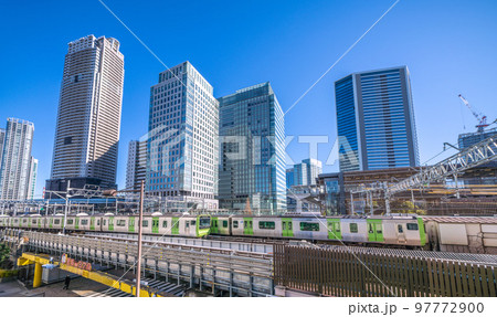 日本の東京都市景観　浜松町駅(北口）前から山手線や超高層ビル群などを望む 97772900