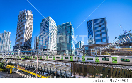 日本の東京都市景観　浜松町駅(北口）前から山手線や超高層ビル群などを望む 97772901