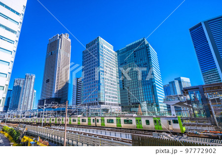 日本の東京都市景観 浜松町駅(北口)前から山手線や超高層ビル群などを望む 日本の東京都市景観 浜松町駅(北口)前から山手線や超高層ビル群などを望む 97772902