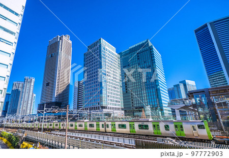 日本の東京都市景観　浜松町駅(北口）前から山手線や超高層ビル群などを望む 97772903