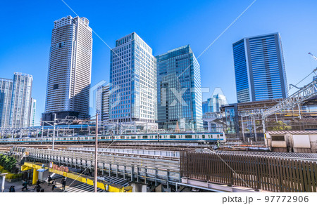 日本の東京都市景観　浜松町駅(北口）前から電車や超高層ビル群などを望む 97772906