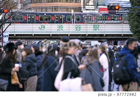 日本の東京都市景観 13万超全国。BQ.1.1感染爆発…(奥に黒い山手線)=18日、渋谷 日本の東京都市景観 13万超全国。BQ.1.1感染爆発…(奥に黒い山手線)=18日、渋谷 97772982