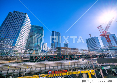 日本の東京都市景観　浜松町駅（北口）や黒い山手線や超高層ビル群などを望む 97773001