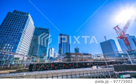 日本の東京都市景観　浜松町駅（北口）や黒い山手線や超高層ビル群などを望む 97773002