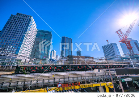 日本の東京都市景観　浜松町駅（北口）や黒い山手線や超高層ビル群などを望む 97773006