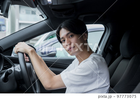 運転をする若い男性のポートレート　ドライブ　車 97773075
