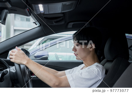 運転をする若い男性のポートレート　ドライブ　車 97773077