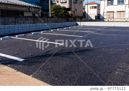 工事中の新しい駐車場 97773122