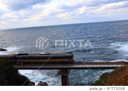 日本海をバックに青浦鉄橋を渡る山陰本線の列車 日本海をバックに青浦鉄橋を渡る山陰本線の列車 97773208