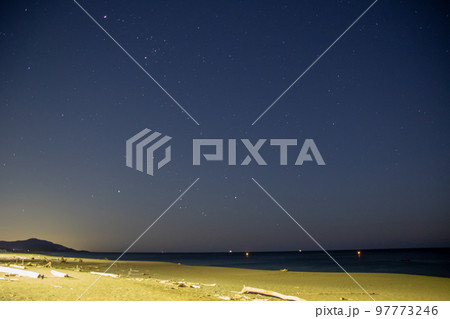 冬の浜辺と夜空 97773246