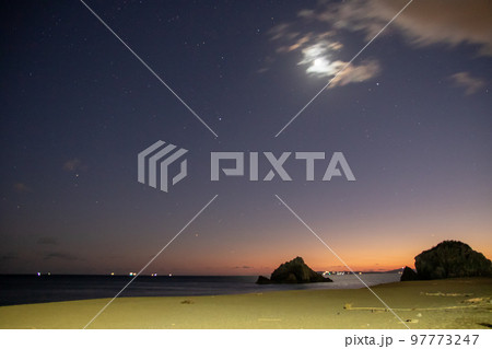 冬の浜辺と夜空 97773247