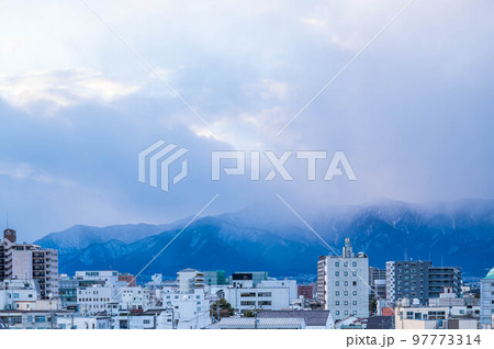 冷気に包まれた松本市内からの山岳風景 冷気に包まれた松本市内からの山岳風景 97773314
