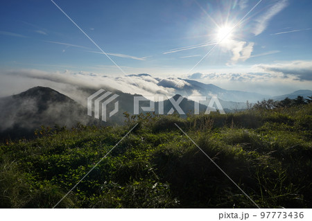 群馬県　草津白根山 　国道292号　渋峠付近の志賀草津高原道路から見た雲海　　2022年9月16日 97773436