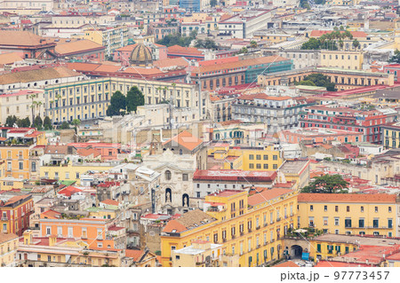 イタリア、ナポリの景色 97773457