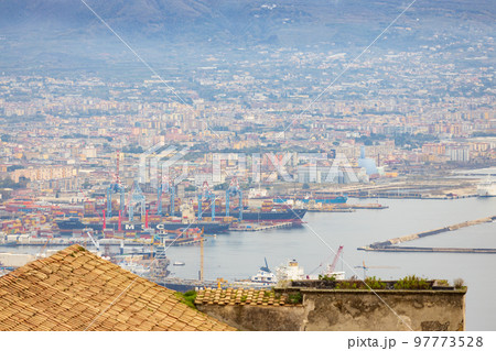 イタリア、ナポリの風景 97773528