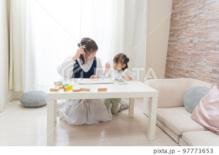 お絵描きをする子供 97773653