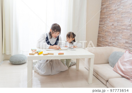 お絵描きをする子供 お絵描きをする子供 97773654