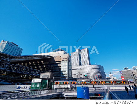 大阪梅田 JR大阪駅 大屋根とヨドバシカメラ 97773977