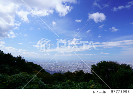 秋の朝・十三峠から望む大阪南部 97773998