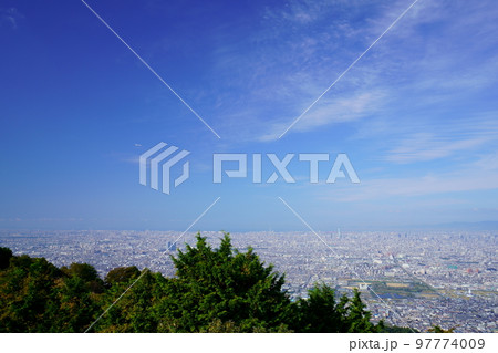 秋の朝・鐘の鳴る展望台から望む大阪・着陸態勢ジェット機 秋の朝・鐘の鳴る展望台から望む大阪・着陸態勢ジェット機 97774009