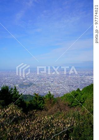 秋の朝・鐘の鳴る展望台から望む大阪大パノラマ 97774021