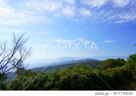 秋の早朝・パノラマ展望台から望む金剛山・葛城山方面 97774030