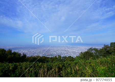 秋の早朝・パノラマ展望台から望む大阪平野 97774055