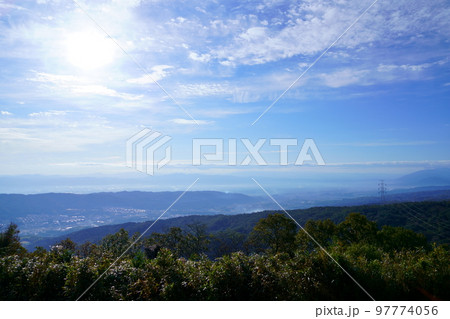 秋の早朝・パノラマ展望台から望む金剛山・葛城山方面 97774056