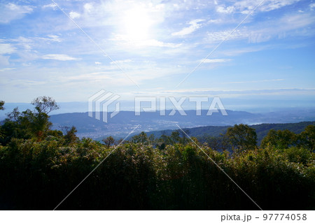 秋の早朝・パノラマ展望台から望む矢田丘陵 97774058