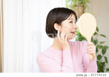 手鏡を持って微笑む女性 手鏡を持って微笑む女性 97774510