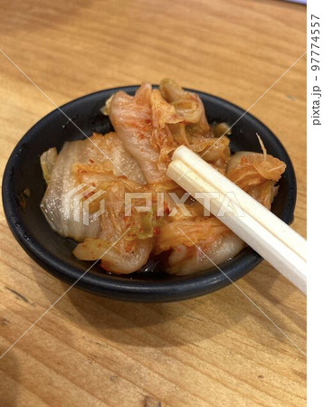 ラーメン屋の食べ放題のキムチ ラーメン屋の食べ放題のキムチ 97774557