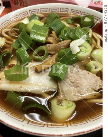 大阪梅田で食べる昼食の「中華そば」 大阪梅田で食べる昼食の「中華そば」 97774558