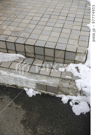 住宅リフォーム前の診断（玄関タイルの剥がれ） 97774955