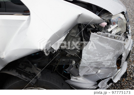 交通事故で損傷した車の様子 97775173