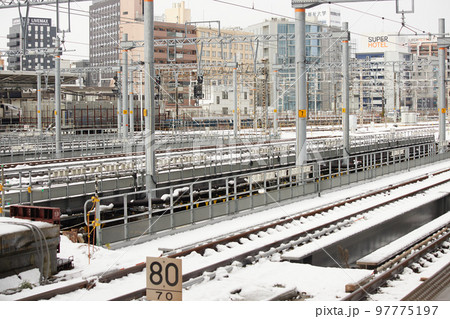 大雪の名古屋駅の線路の風景 97775197